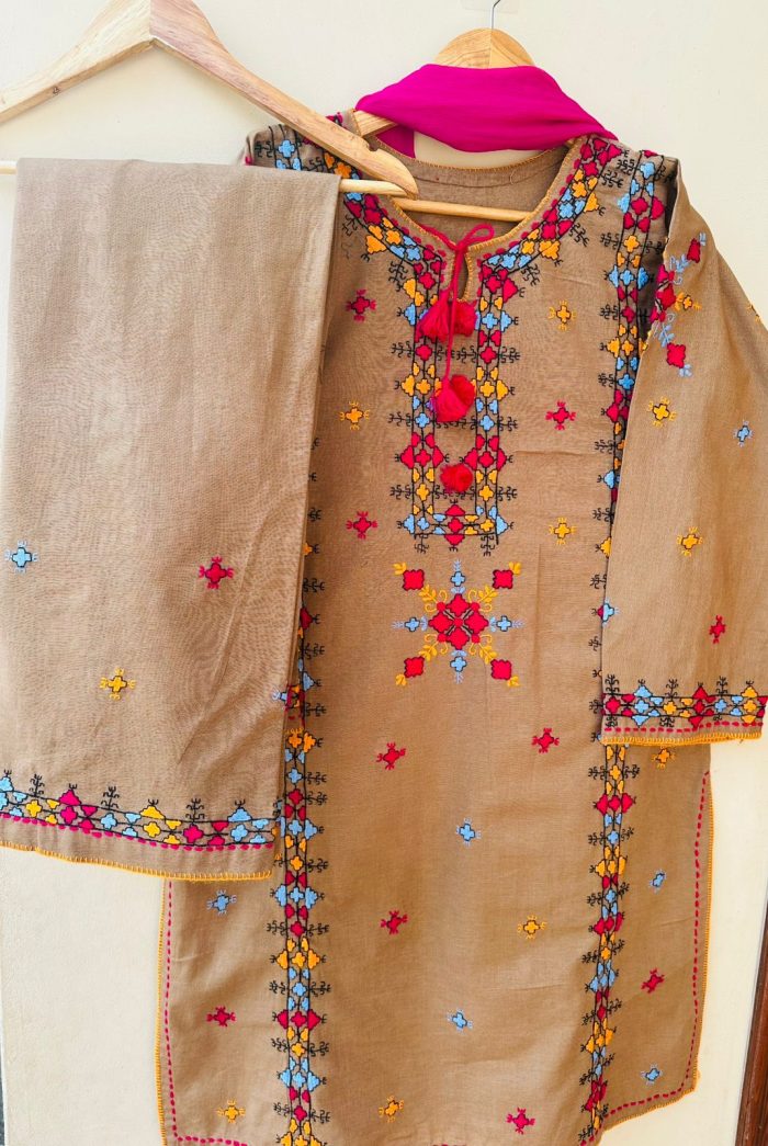 Sahraa-e-Gul handmade embroidery 3 piece - Image 3