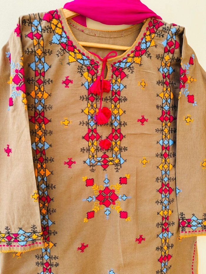 Sahraa-e-Gul handmade embroidery 3 piece - Image 4