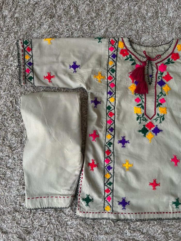 Chhoti Si Shaan – Light Grey Traditional Kurta - Image 2